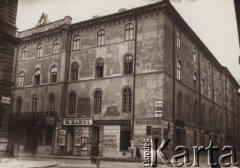 1900-1914, Lwów, Austro-Węgry.
 Kamienica u zbiegu ulic Teatralnej, Dzieduszyckich i Ormiańskiej; napisy na szyldach: 