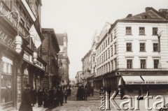 1900-1914, Lwów, Austro-Węgry.
Fragment miasta. W kamienicy z lewej księgarnia i skład nut, z prawej 
