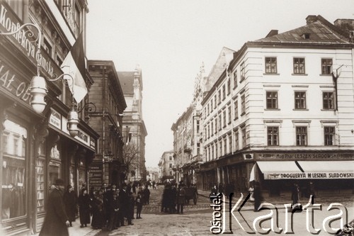 1900-1914, Lwów, Austro-Węgry.
Fragment miasta. W kamienicy z lewej księgarnia i skład nut, z prawej 