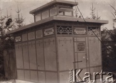 1900-1914 (?), Lwów, Austro-Węgry.
Toaleta publiczna męska i damska, napis na drzwiach: 