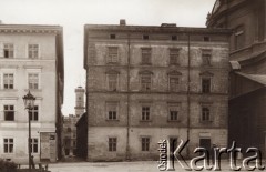1900-1914, Lwów, Austro-Węgry.
 Ulica Podwale, z prawej wejście do Miejskiego Warsztatu Napraw Wodociągowych, na murze budynku napis 