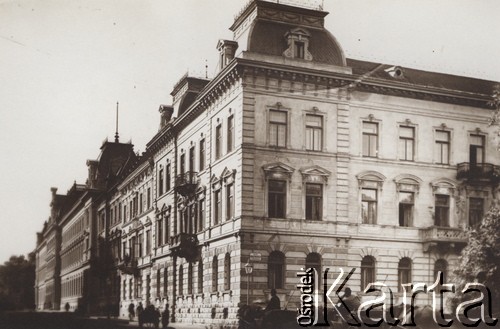 1900-1914, Lwów, Austro-Węgry.
 Ulica Kraszewskiego, dorożki.
 Fot. NN, zbiory Ośrodka KARTA, udostępnił Jurij Karpenczuk
   
