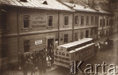 1900-1914, Lwów, Austro-Węgry.
 Dom Ligi Pomocy Przemysłowej, poświęcenie ruchomej wystawy wyruszającej w trasę.
 Fot. NN, zbiory Ośrodka KARTA, udostępnił Jurij Karpenczuk
   
