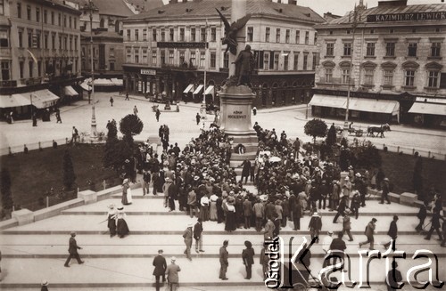 1906-1914, Lwów, Austro-Węgry.
Plac Mariacki, uroczystość Pod pomnikiem Adama Mickiewicza.
Fot. NN, zbiory Ośrodka KARTA, udostępnił Jurij Karpenczuk
   
