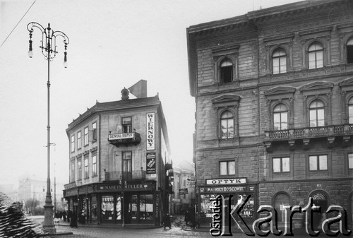 1900-1914, Lwów, Austro-Węgry.
 Plac Halicki, Początek ulicy Krzywej, sklepy i zakłady usługowe (pisownia oryginalna) 