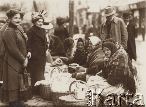 1900-1914, Lwów, Austro-Węgry.
 Zakupy na ulicy, przekupki z towarami w koszach.
 Fot. NN, zbiory Ośrodka KARTA, udostępnił Jurij Karpenczuk
   
