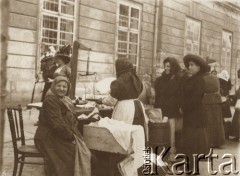 1900-1914, Lwów, Austro-Węgry.
 Zakupy na ulicy, przekupki z towarami.
 Fot. NN, zbiory Ośrodka KARTA, udostępnił Jurij Karpenczuk
   
