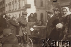 1900-1914 (?), Lwów, Austro-Węgry.
Grupa ludzi na ulicy.
Fot. NN, zbiory Ośrodka KARTA, udostępnił Jurij Karpenczuk
   
