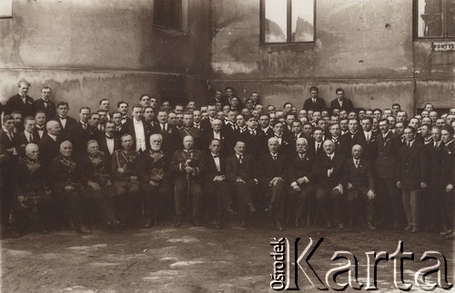 1920-29, Lwów, Polska.
Uroczystości, z lewej siedzą weterani Powstania Styczniowego.
Fot. NN, zbiory Ośrodka KARTA
 

