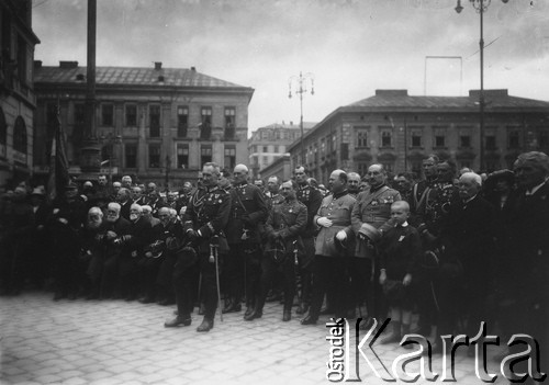 1921-1926, Lwów, Polska.
Grupa polskich oraz francuskich oficerów, z przodu stoi generał Tadeusz Jordan Rozwadowski, dowódca Armii 