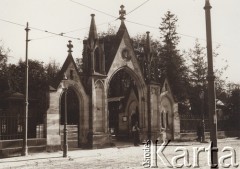 1900-1914, Lwów, Austro-Węgry.
Brama cmentarza Łyczakowskiego.
Fot. NN, zbiory Ośrodka KARTA
 
