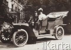 1900-1914, Lwów, Austro-Węgry.
 Żona konsula niemieckiego w automobilu marki Rolls-Royce.
 Fot. NN, zbiory Ośrodka KARTA, udostępnił Jurij Karpenczuk
   
