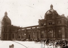 Przed 1914, Lwów, Austro-Węgry.
 Dorożki przed dworcem kolejowym.
 Fot. NN, zbiory Ośrodka KARTA, udostępnił Jurij Karpenczuk
   
