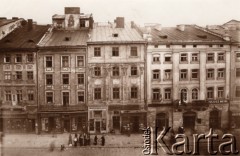 Przed 1914, Lwów, Austro-Węgry.
 Fragment miasta, szyldy nad drzwiami sklepów: 