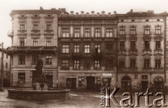 1918-1939, Lwów, Polska.
 Kamienice przy Rynku, szyldy sklepów i restauracji: 