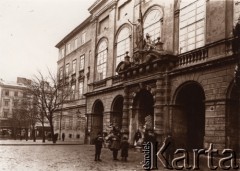 Przed 1914, Lwów, Austro-Węgry.
 Dzieci przed głównym wejściem do Ratusza.
 Fot. NN, zbiory Ośrodka KARTA, udostępnił Jurij Karpenczuk
   
