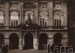 Przed 1914, Lwów, Austro-Węgry.
 Grupa osób przed wejściem głównym do Ratusza.
 Fot. NN, zbiory Ośrodka KARTA, udostępnił Jurij Karpenczuk
   
