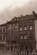 1900-1914, Lwów, Austro-Węgry.
 Wschodnia pierzeja Rynku, z lewej kamienica Wilczków, z prawej Czarna Kamienica, szyld: 