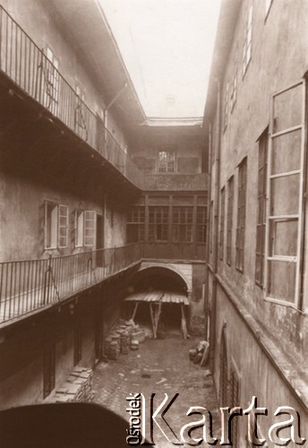 1900-1939, Lwów.
Podwórko jednej z kamienic przy Rynku.
Fot. NN, zbiory Ośrodka KARTA, udostępnił Jurij Karpenczuk
   
