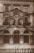 1928, Lwów, Polska.
Gmach Poczty Głównej, dekoracja z okazji 10 rocznicy walk o miasto, napis na krzyżu: 