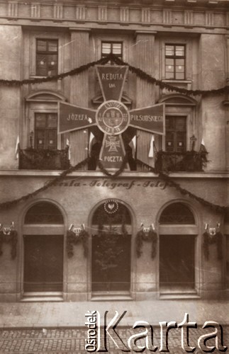 1928, Lwów, Polska.
Gmach Poczty Głównej, dekoracja z okazji 10 rocznicy walk o miasto, napis na krzyżu: 