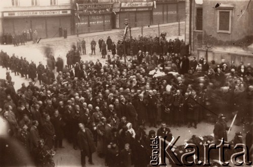 1920-1939, Lwów, Polska.
Plac Kapitulny, północna pierzeja, uroczystości pogrzebowe, wyprowadzenie zwłok z Katedry.
Fot. NN, zbiory Ośrodka KARTA, udostępnił Jurij Karpenczuk
   
