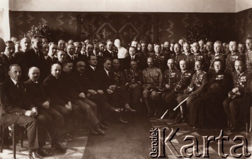 1933, Lwów, Polska.
Dowództwo Okręgu Korpusu nr VI, w środku siedzi gen. Bolesław Popowicz, obok niego pułkownik Władysław Anders, dowódca 2 Samodzielnej Brygady Kawalerii 