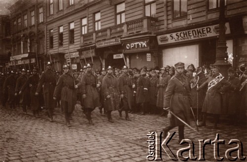 Przed 1939, Lwów, Polska.
Uroczystości wojskowe, maszeruje oddział kadetów.
Fot. NN, zbiory Ośrodka KARTA, udostępnił Jurij Karpenczuk
   
