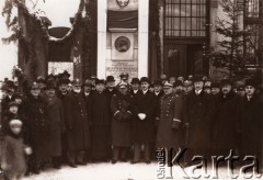 1928, Lwów, Polska.
Odsłonięcie tablicy pamiątkowej ku czci Gabriela Narutowicza. Napis na tablicy: 