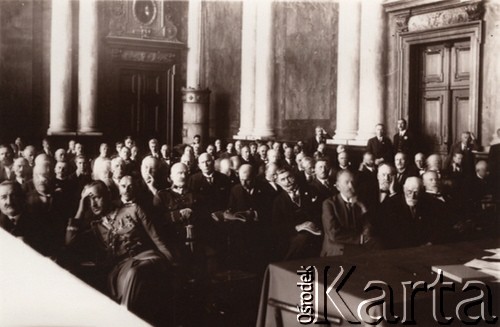 1927, Lwów, Polska.
Politechnika Lwowska, drugi od lewej siedzi gen. Władysław Sikorski, w latach 1925-28 dowódca VI Okręgu Korpusu we Lwowie.
Fot. NN, zbiory Ośrodka KARTA, udostępnił Jurij Karpenczuk
   
