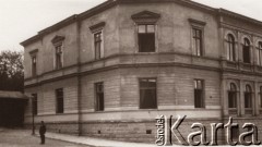 Przed 1914, Lwów, Austro-Węgry.
 Willa zaprojektowana przez Juliana Zachariewicza, przed domem stoi austriacki Policjant.
 Fot. NN, zbiory Ośrodka KARTA, udostępnił Jurij Karpenczuk
   
