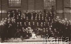 1900-1914, Lwów, Austro-Węgry.
 Grupa mężczyzn z kwiatami i dziewczynka w białej sukience przed budynkiem.
 Fot. NN, zbiory Ośrodka KARTA, udostępnił Jurij Karpenczuk
   
