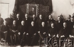 1900-1914, Lwów, Austro-Węgry.
 Grupa osób, w tle Portret mężczyzny, który siedzi w środku pierwszego rzędu.
 Fot. NN, zbiory Ośrodka KARTA, udostępnił Jurij Karpenczuk
   
