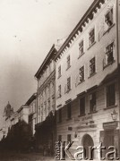 1900-1914, Lwów, Austro-Węgry.
 Fragment miasta, szyldy nad drzwiami kamienicy: 