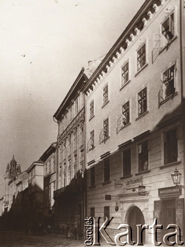 1900-1914, Lwów, Austro-Węgry.
 Fragment miasta, szyldy nad drzwiami kamienicy: 