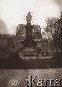 1912, Lwów, Austro-Węgry.
 Plac Mariacki, studnia z figurą Matki Boskiej, napis na tabliczce: 