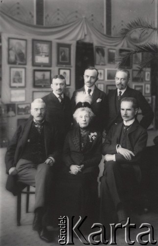 1900-1914, Lwów, Austro-Węgry.
 Grupa osób w salonie.
 Fot. NN, zbiory Ośrodka KARTA, udostępnił Jurij Karpenczuk
   

