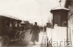 1900-1914, Lwów, Austro-Węgry.
 Żołnierz austriacki i automobil.
 Fot. NN, zbiory Ośrodka KARTA, udostępnił Jurij Karpenczuk
   
