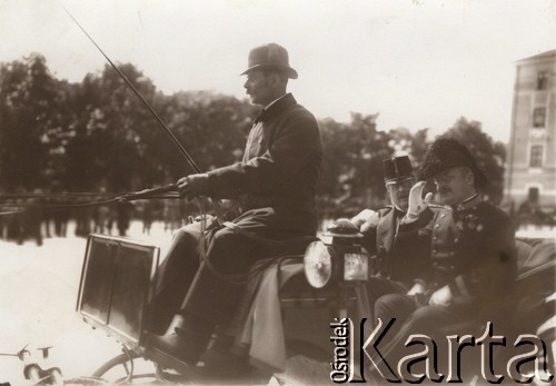 1900-1914, Lwów, Austro-Węgry.
Austriaccy urzędnicy w dorożce.
Fot. NN, zbiory Ośrodka KARTA, udostępnił Jurij Karpenczuk
   
