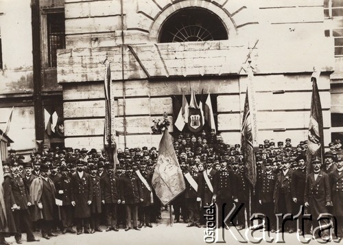 1900-1914, Lwów, Austro-Węgry.
 Uroczystość na Rynku, grupa mężczyzn w mundurach.
 Fot. NN, zbiory Ośrodka KARTA, udostępnił Jurij Karpenczuk
   
