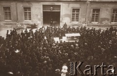 1900-1914, Lwów, Austro-Węgry.
 Grupa osób na Podwórku kamienicy.
 Fot. NN, zbiory Ośrodka KARTA, udostępnił Jurij Karpenczuk
   
