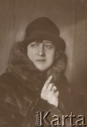 Przed 1939, Lwów, Polska.
 Portret młodej kobiety w futrze i kapeluszu.
 Fot. NN, zbiory Ośrodka KARTA, udostępnił Jurij Karpenczuk
   
