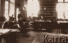 1900-1914, Lwów, Austro-Węgry.
 Pracownicy biura, maszynistki piszące na maszynach marki 