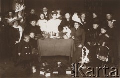 1900-1914, Lwów, Austro-Węgry.
 Grupa kobiet, koło stołu stoją skarbonki na datki.
 Fot. NN, zbiory Ośrodka KARTA, udostępnił Jurij Karpenczuk
   
