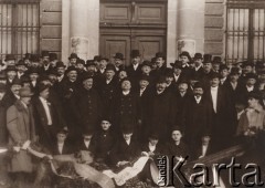 1900-1914, Lwów, Austro-Węgry.
 Wały Hetmańskie, grupa osób przed Muzeum Przemysłowym.
 Fot. NN, zbiory Ośrodka KARTA, udostępnił Jurij Karpenczuk
   
