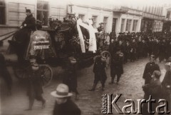 1900-1914, Lwów, Austro-Węgry.
 Kondukt Pogrzebowy, karawan Miejskiego Zakładu Pogrzebowego 