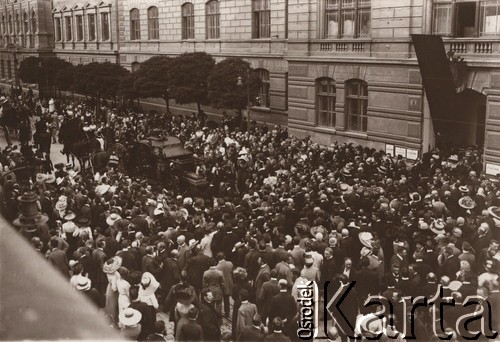 1900-1914, Lwów, Austro-Węgry.
 Pogrzeb dr Franciszka (?) Tomaszewskiego, kondukt na ulicy.
 Fot. NN, zbiory Ośrodka KARTA, udostępnił Jurij Karpenczuk
   
