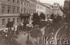 1900-1914, Lwów, Austro-Węgry.
 Kordon żołnierzy austriackich przed budynkiem sądu karnego, na ulicy grupa protestujących osób.
 Fot. NN, zbiory Ośrodka KARTA, udostępnił Jurij Karpenczuk
   

