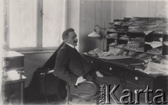 1900-1914, Lwów, Austro-Węgry.
 Redakcja czasopisma, redaktor przy biurku.
 Fot. NN, zbiory Ośrodka KARTA, udostępnił Jurij Karpenczuk
   
