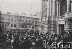 1900-1914, Lwów, Austro-Węgry.
 Uroczystości przed budynkiem Teatru Wielkiego, z lewej budynek hotelu 